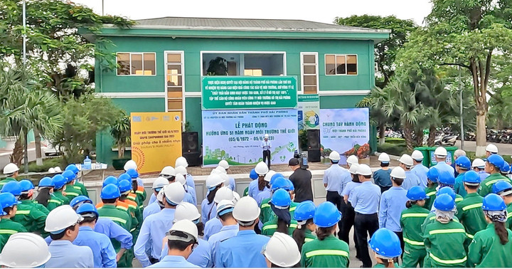 Ông Trần Quang Đăng - Tổng Giám đốc Công ty TNHH MTV Môi trường đô thị Hải Phòng phát biểu hưởng ứng ngày Môi trường thế giới.