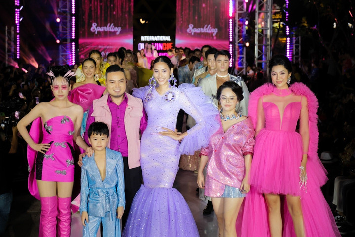 Dàn nghệ sĩ nổi tiếng tham gia show.