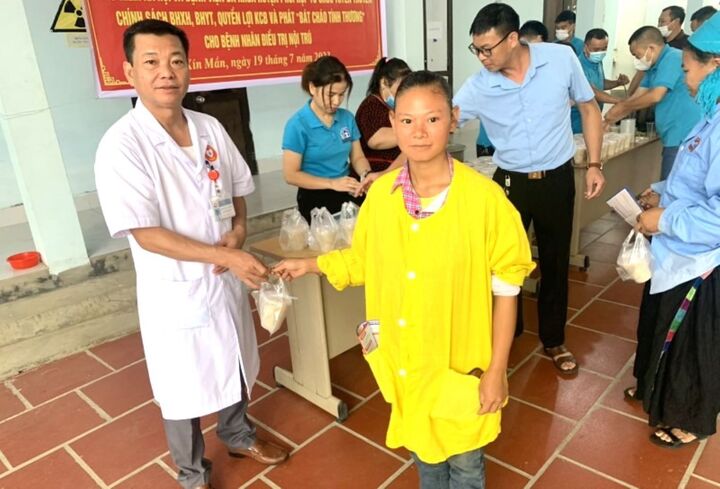 Phát cháo miễn phí cho những bệnh nhân nghèo. (Ảnh: P. Thanh)