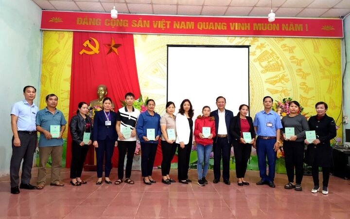 Lãnh đạo BHXH Hà Giang trao tặng người dân có hoàn cảnh khó khăn sổ BHXH tự nguyện. (Ảnh: T. Hảo)