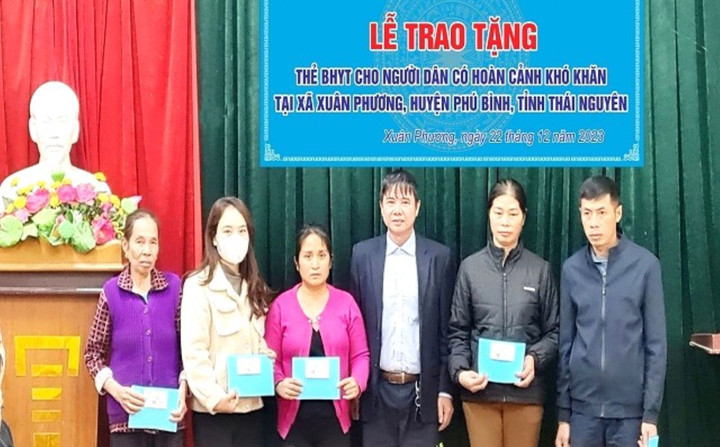Ông Nguyễn Tiến An, Trưởng phòng khu vực Phú Bình, Công ty Bảo Việt Thái Nguyên, trao thẻ BHYT. (Ảnh: T.Phượng)