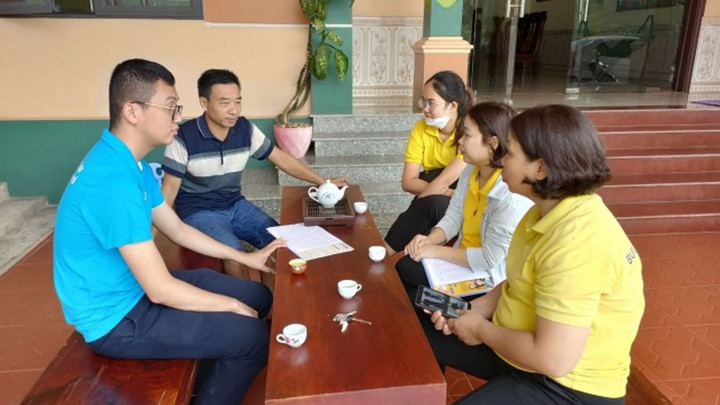 Cán bộ BHXH tỉnh, Bưu điện thành phố Thái Nguyên đến từng nhà dân để tuyên truyền, vận động. (Ảnh: T. Huệ)