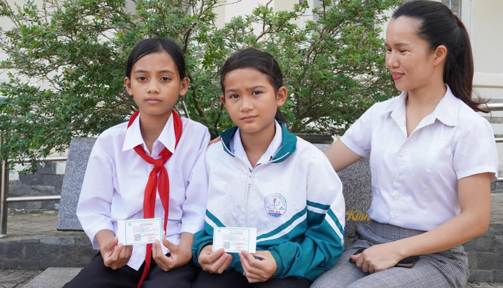 Những thẻ bảo hiểm y tế được trao tặng là nguồn động viên rất lớn đối với học sinh có hoàn cảnh khó khăn ở vùng cao Sơn Hạ.