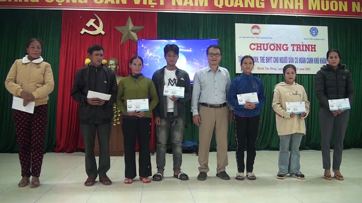 BHXH tỉnh Quảng Ngãi phối hợp với Ủy ban MTTQ Việt Nam tỉnh trao tặng sổ BHXH và thẻ BHYT cho người dân có hoàn cảnh khó khăn trên địa bàn huyện Nghĩa Hành.