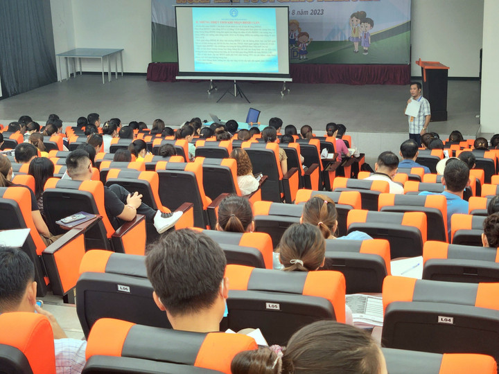 Đại diện BHXH tỉnh đang tư vấn cho NLĐ hiểu về chính sách BHXH, BHYT.