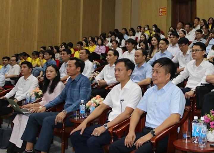 Các đại biểu và người dân tham gia hội nghị. (Ảnh: Vũ Thị Thuỳ Dung)