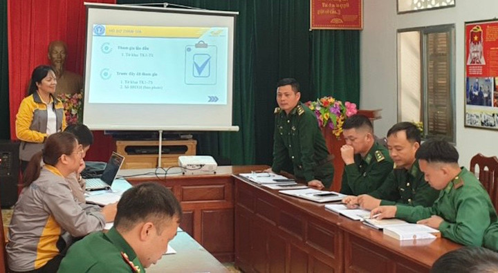 Cán bộ ngành BHXH huyện Bảo Lạc (Cao Bằng) tuyên truyền chính sách BHXH tự nguyện đến các cán bộ, chiến sĩ Bộ đội Biên phòng. (Ảnh: Ngọc Anh)
