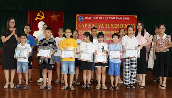 Ngành BHXH tỉnh Thái Bình cũng luôn chú trọng, quan tâm đến việc phát huy truyền thống "khuyến học, khuyến tài". (Ảnh: Vũ Thị Thúy Dung)