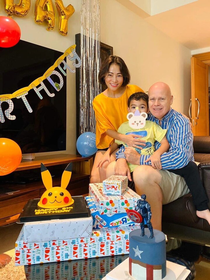 Trước đây nữ ca sĩ thường khéo léo che mặt con mỗi khi đăng ảnh.