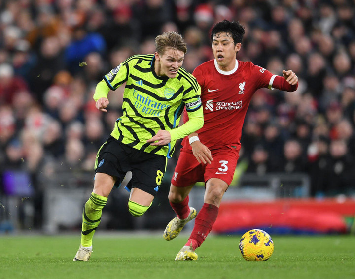 Wataru Endo tranh chấp với Martin Odegaard. (Ảnh: Getty)