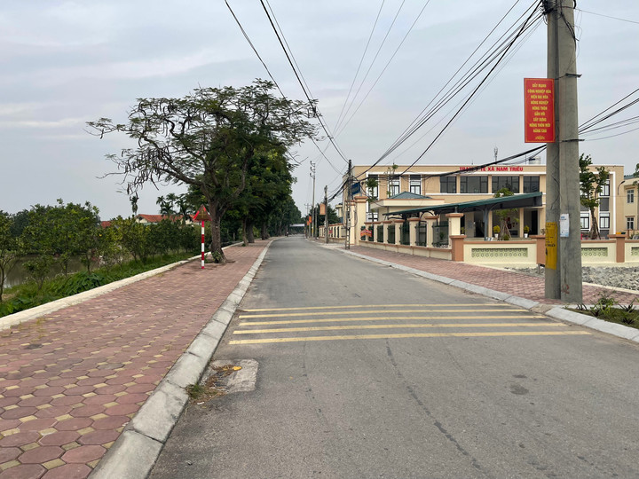 Nhờ có chương trình xây dựng nông thôn mới mà các công trình trạm y tế, nhà văn hóa xã, trường học đều được đầu tư xây dựng khang trang, sạch đẹp.