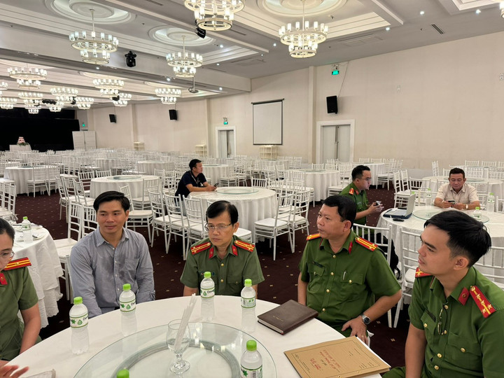 Đoàn kiểm tra giám sát làm việc tại nhà hàng.