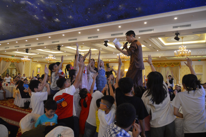 Các cháu nhỏ được giao lưu văn nghệ, chơi đố vui cùng chú Cuội và chị Hằng, nhận quà hấp dẫn và vui phá cỗ trong chương trình "Trung thu vì niềm vui trẻ thơ".