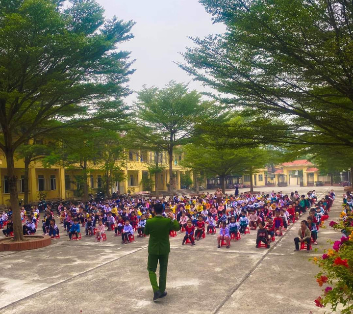 Trường tiểu học Nam Triều, xã Nam Triều, huyện Phú Xuyên, HN tuyên truyền về an toàn giao thông.