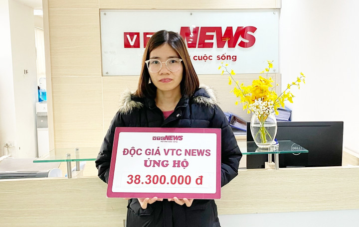 Chị Đào Thị Nga (mẹ bé Dương) nhận ủng hộ của bạn đọc tại toà soạn Báo điện tử VTC News.