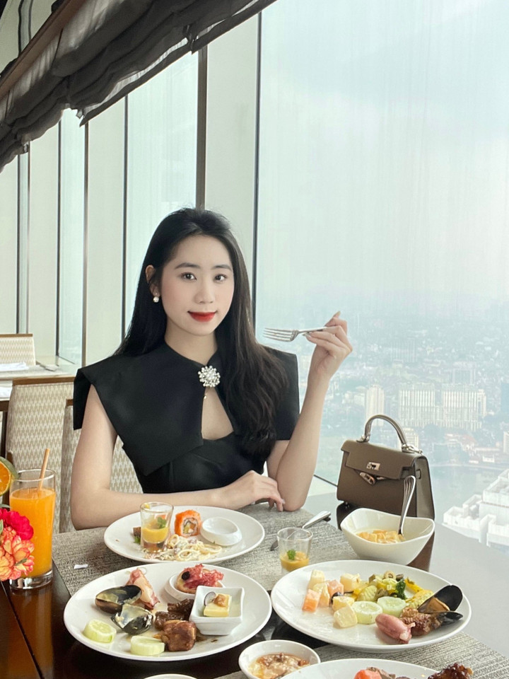 Những lúc gặp khó khăn hay cảm thấy mệt mỏi, cô nàng luôn động viên bản thâ phải nỗ lực hết mình, thể hiện bản lĩnh và sự nhiệt huyết. Vì đây chính là thế mạnh, vốn quý của tuổi trẻ.