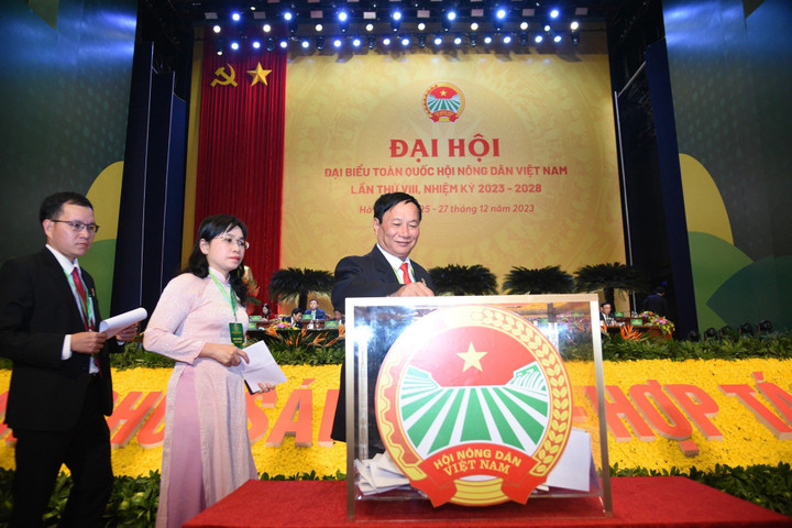Các đại biểu bỏ phiếu bầu Ban Chấp hành Trung ương Hội Nông dân Việt Nam khoá VIII, nhiệm kỳ 2023 - 2028.