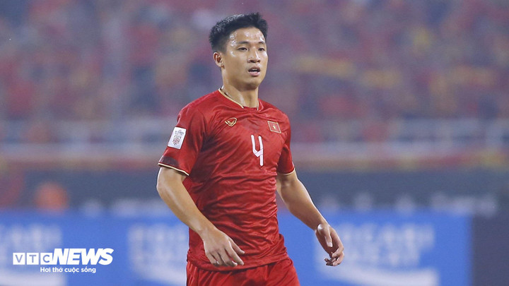 Bùi Tiến Dũng ra sân đủ 5 trận ở Asian Cup 2019. Anh là đội trưởng của Viettel khi giành chức vô địch V.League 2020. Tuy nhiên, những năm trở lại đây, Tiến Dũng dần đánh mất vị thế ở đội tuyển. Hiện anh không nằm trong kế hoạch của HLV Philippe Troussier. (Ảnh: Minh Anh)