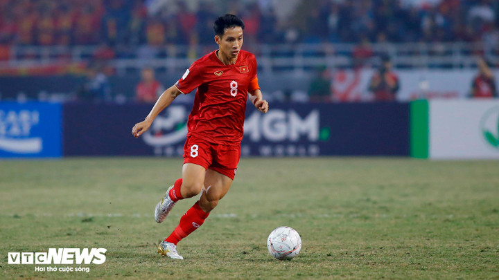 Đỗ Hùng Dũng là công thần của Hà Nội FC cũng như đội tuyển Việt Nam dưới thời ông Park. Anh chơi trọn các trận tại Asian Cup 2019. Tiền vệ sinh năm 1993 vẫn có tên trong danh sách của HLV Troussier nhưng không còn giữ được vai trò không thể thay thế trong đội hình. Phong độ của Hùng Dũng trong 2 năm gần đây suy giảm nhiều kể từ sau chấn thương. (Ảnh: Minh Anh)