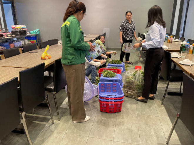 Phối hợp Xí Nghiệp Hồng Bàng 1 tăng cường tuyên truyền, kiểm tra mô hình PLRTN tại nhà hàng Gà tươi Tuấn Hà.