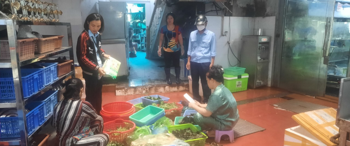 Phối hợp XNMT Ngô Quyền 1 tăng cường tuyên truyền, kiểm tra mô hình PLRTN tại nhà hàng Thuyền Hải Sản - Lạch Tray.