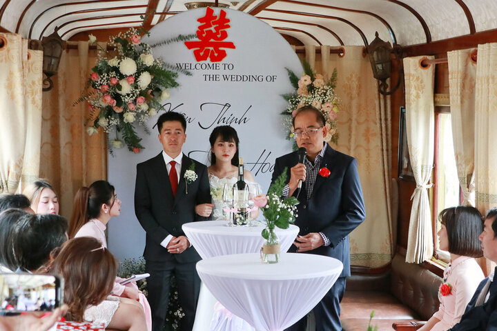 Lần đầu tiên lễ cưới được tổ chức trên tàu hoả ở Đà Lạt. (Ảnh: Ngọc Mai)