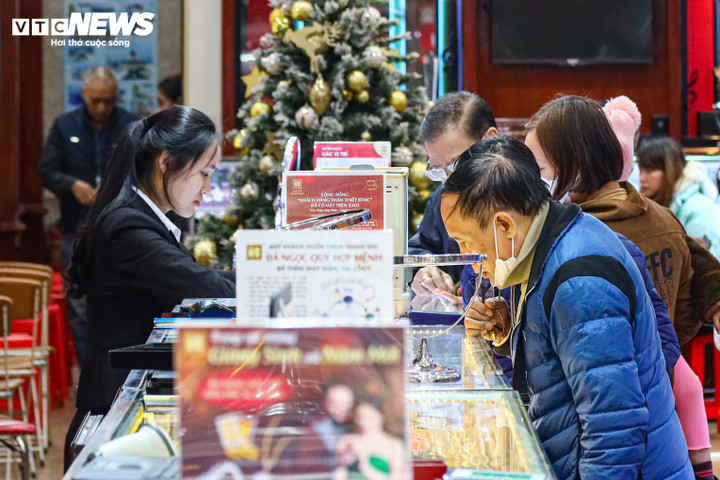 Theo các chuyên gia, muốn bình ổn thị trường vàng thì nên bỏ chế độ kinh doanh độc quyền. (Ảnh minh họa: Minh Đức).