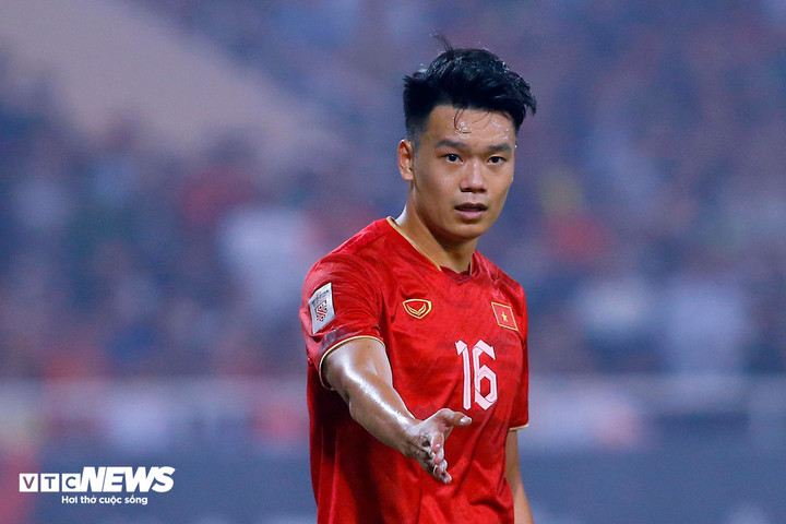 Trung vệ Nguyễn Thành Chung là 1 trong 4 cầu thủ không đá phút nào ở Asian Cup 2019. Cuối thời ông Park, cầu thủ của Hà Nội FC dần chiếm được suất chính ở đội tuyển Việt Nam. Thể lực và phong độ không ỏn định khiến anh không duy trì được vị thế này ở cả CLB lẫn đội tuyển. Dù vậy, HLV Troussier bất ngờ điền tên Thành Chung trở lại danh sách chuẩn bị cho Asian Cup 2023. (Ảnh: Minh Anh)