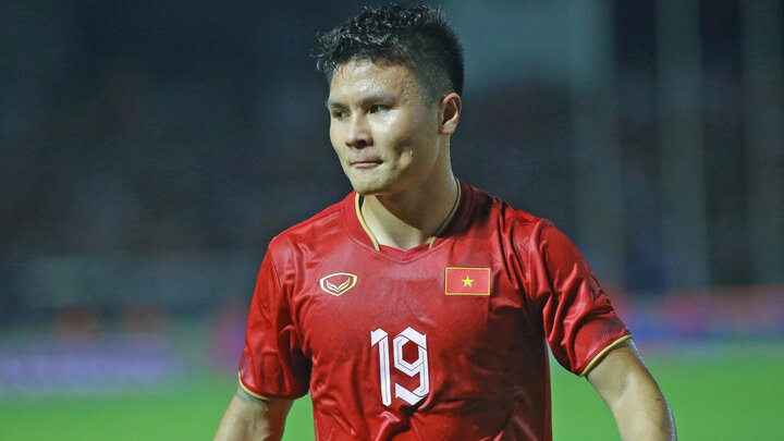 Quang Hải đá chính ở trận gặp Indonesia.