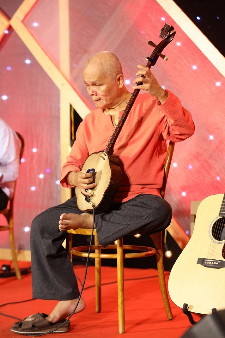 Dáng ngồi dân dã quen thuộc của nghệ sĩ Thanh Điền.