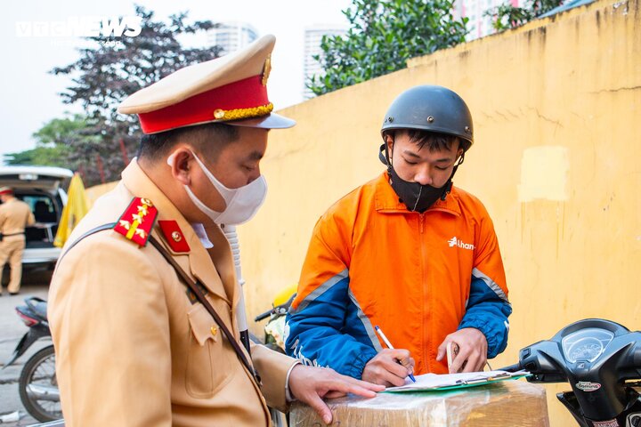 Lực lượng CSGT Công an TP Hà Nội xử lý người điều khiển xe máy đi vào đường Vành đai 3 trên cao - tuyến đường cao tốc chỉ dành cho ô tô lưu thông. (Ảnh: Ngô Nhung)