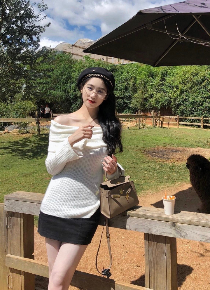 “Em sắp xếp công việc và việc học tập theo thời gian biểu. Buổi sáng em thường đi học trên trường theo giờ lên lớp, buổi chiều sẽ dành thời gian tham gia các hoạt động ngoại khoá và các công tác Đoàn - Hội tại trường. Buổi tối em dành từ 2 - 3 tiếng để học thêm ngoại ngữ và dành cho mình khoảng thời gian nghỉ ngơi nhất định để có sức khoẻ, tinh thần tốt nhất”, Hoàng Lan chia sẻ.