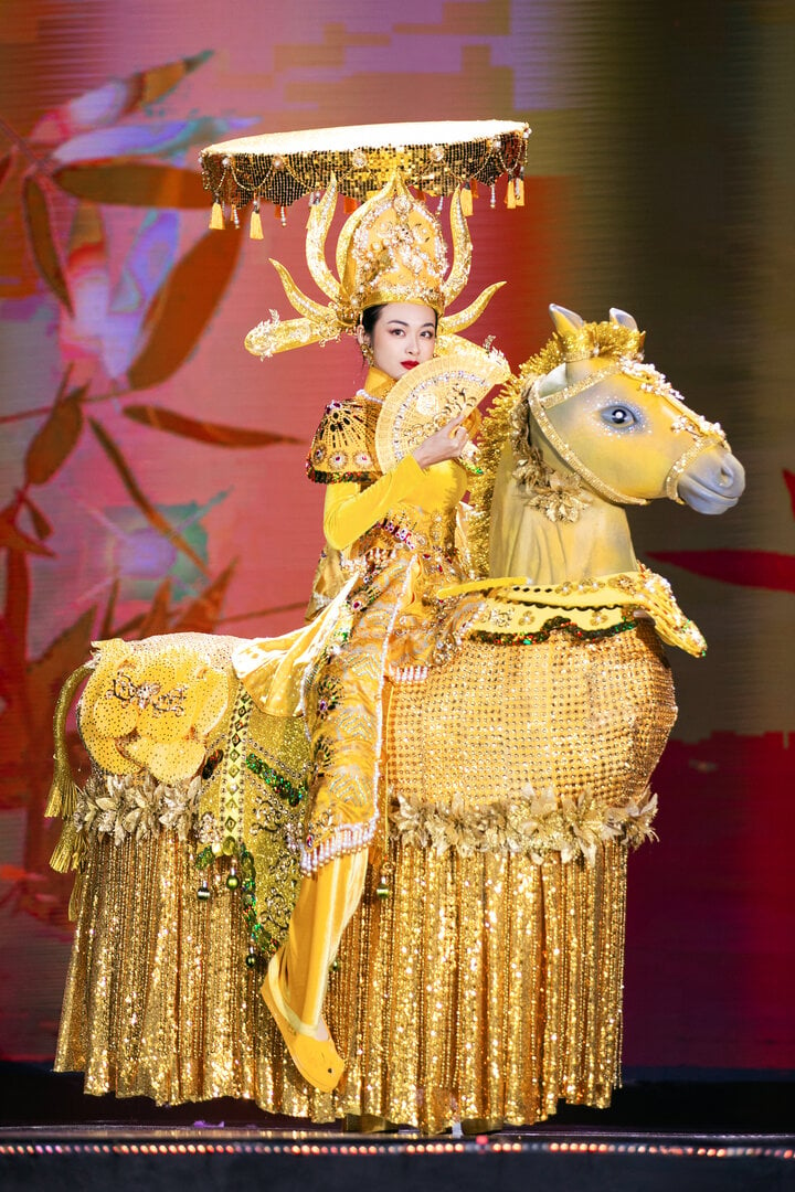Triệu Thiên Trang trình diễn trang phục mang tên Vinh Quy Bái Tổ.