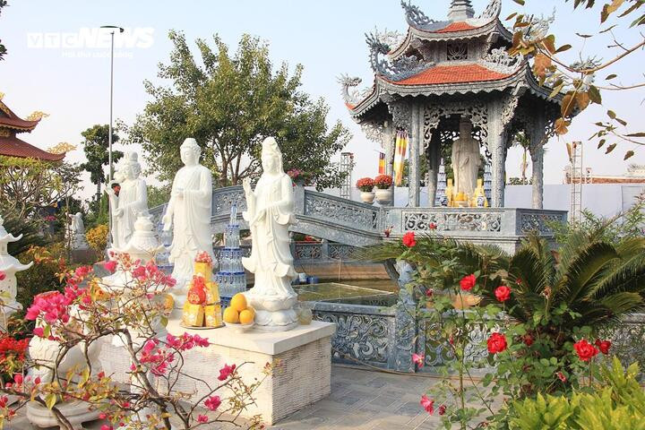 Ngoài ra, chùa còn có các công trình kiến trúc độc đáo như Lầu Quan Âm – Tượng Phật Bổn sư ngồi gốc bồ đề, Tượng Phật Tam Thánh và đặc biệt là bộ tượng Phật Thập Bát La Hán và đúc Đại Hồng Chung.