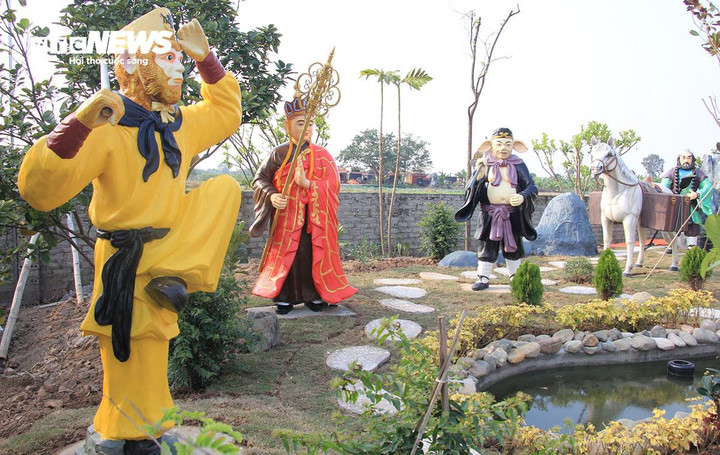 Bộ tượng thầy trò Đường Tăng đi thỉnh kinh trong phim Tây Du Ký cũng được nhà chùa xây dựng, tạo điểm nhấn tham quan, vãn cảnh cho du khách.