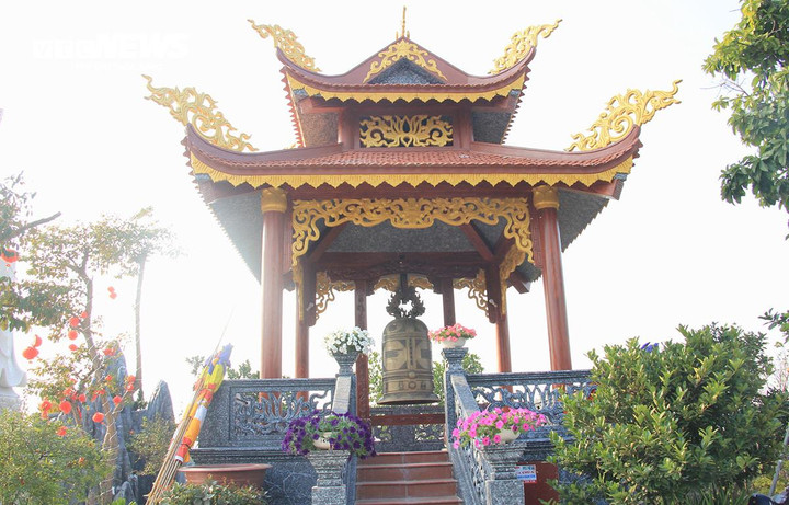 Thông tin với PV VTC News, ông Trần Xuân Dị - Trưởng ban công tác mặt trận thôn Bích Đồng, xã Quang Phục (Tứ Kỳ, Hải Dương) cho biết, từ khi thầy Thích Viên Thuần về trụ trì chùa, hơn 9 năm qua, thầy cùng với Nhân dân và phật tử địa phương trùng tu, tôn tạo cảnh chùa như hiện nay.