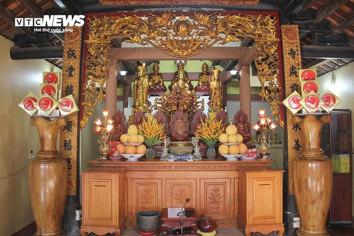 Nhà tiền đường 7 gian, trong đó có 3 gian thờ các vị hậu có công cúng ruộng đất, tiền bạc để xây dựng chùa. Đến đời vua Lý Thái Tổ, vua Thành Thái cũng trùng tu tôn tạo lại chùa.