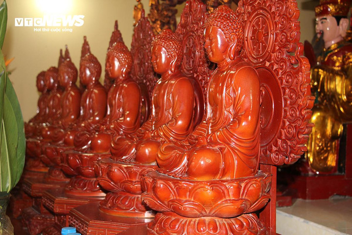 Đến triều Trần có nhà sư Thích Minh Thông (Trần Phúc Kính) đã có công góp lương thực để đánh quân Nguyên Mông và được phong là “Tứ giả Quân Sư”. Đến thời nhà Nguyễn, vua Tự Đức, có Tổ sư Tự Thông Tường đã phái học trò là cụ Thích Minh Năm về trụ trì.