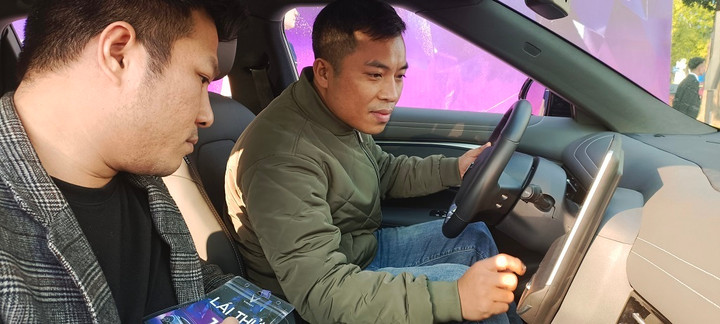 Khách hàng Nguyễn Văn Châu ấn tượng với khoang lái rộng rãi, thoải mái của VF 7.