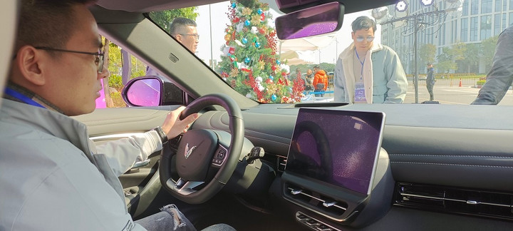 Sau khi lái thử, anh Thành khẳng định VF 7 có loạt tính năng, trang bị số 1 trong phân khúc.