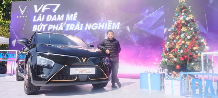 Anh Nguyễn Hữu Luyến tỏ ra ưng ý với chính sách giá vì lợi ích người dùng của VinFast.