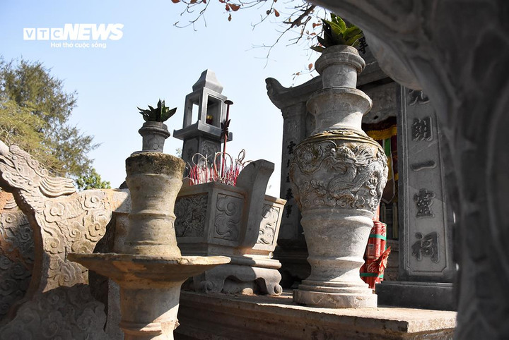 Tất cả các đồ thờ tự bằng đá đều đặt trên bề mặt những phiến đá lớn, thứ tự thành 2 lớp trong và ngoài theo các khung cửa võng đá, trên đề chữ Hán chạm hình rồng chầu mặt trời, rồng chầu hổ phù, hoa dây, vân tản...