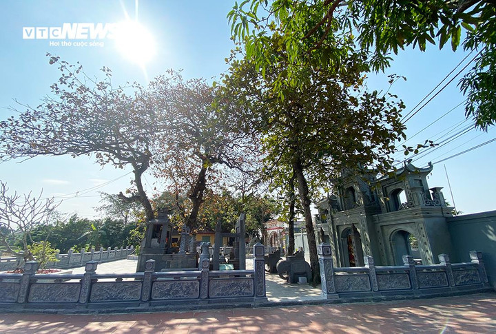 Đền đá Canh Sơn quay hướng Tây, được UBND TP Hải Phòng xếp hạng là di tích lịch sử văn hoá cấp thành phố theo Quyết định số 2260 ngày 19/9/2003. Phía trước đền có đầm Bì rộng lớn, nơi có 5 nguồn nước đổ về, xung quanh đền là khu đồng đất có một số đường đống mang hình bút nghiên, ấn kiếm. Phía sau đền là đường Sơn Đôi cao dần về phía Đông.