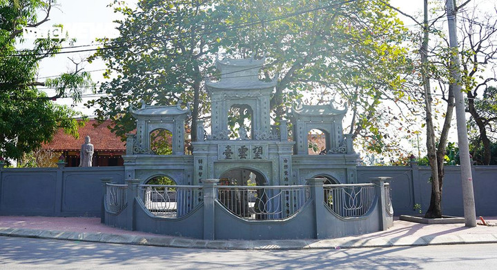 Đền Canh Sơn (tên tục là đền Bì) tọa lạc trên một khu đất cao, rộng 2.900m2, tại thôn Vân Đôi, xã Đoàn Lập, huyện Tiên Lãng, TP Hải Phòng. Trả lời PV VTC News, ông Đỗ Xuân Trung, Phó Giám đốc Bảo tàng Hải Phòng cho biết, trong khi các ngôi đền khác thường làm bằng gỗ thì đền Canh Sơn hoàn toàn bằng đá xanh, lộ thiên, không có mái che. "Lịch sử hình thành của ngôi đền này lâu đời, từ thế kỷ 17. Tuy nhiên, kiến trúc đền hiện còn được tu bổ, tôn tạo từ cuối thế kỷ 19 thời nhà Nguyễn", Phó Giám đốc Bảo tàng Hải Phòng nói.