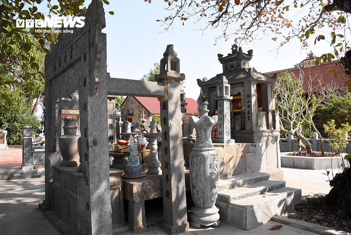 Trong cùng khuôn viên, ngay phía sau đền có chùa Vân Quang, tạo cho nơi đây trở thành một cụm di tích tôn giáo - tín ngưỡng của địa phương.