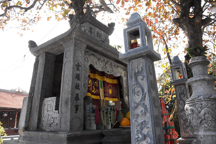 Dịp lễ, rèm che tại khu thờ đền Canh Sơn mới được kéo ra để người dân, du khách tới tham quan, lễ bái.