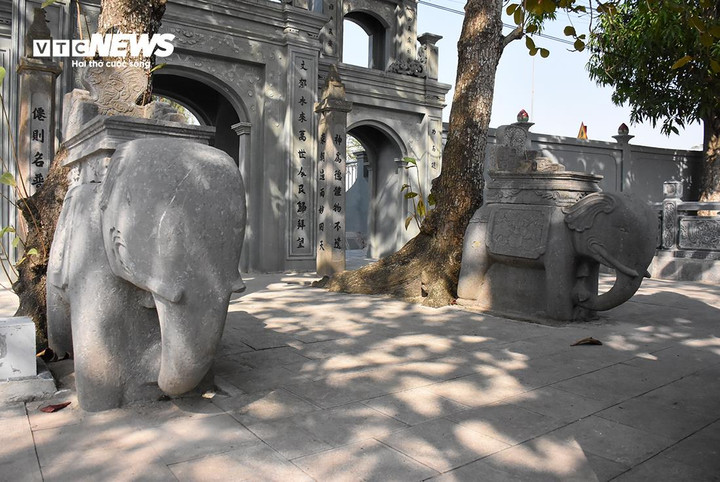 Bước vào sân đền, ở vị trí đăng đối qua trục thần đạo là hai tượng voi bằng đá đang đứng chầu.