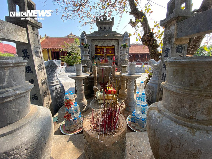 Đền đá Canh Sơn là một trong Ngũ Linh Từ (năm ngôi đền thiêng) của huyện Tiên Lãng. Đền thờ hai vị thành hoàng Kinh Sơn và Trí Minh. Cả hai vị đều có công đánh giặc, mở mang làng xóm, được thờ bằng long ngai, bài vị.