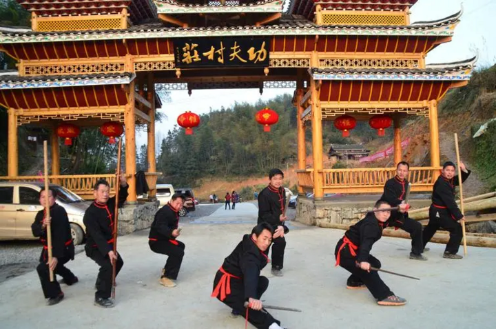 Ông Đào, một võ sư trong làng cho biết người dân nơi đây đều luyện một loại kungfu gọi là Lục Gia Quyền, môn võ đã được lưu truyền hơn 600 năm. Dân làng luyện tập với nhiều vũ khí khác nhau như côn, bổng, xích, giáo,...