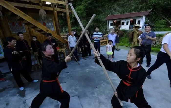Con trai trong làng đều phải luyện kungfu, con gái cũng dần thích học. Dù có võ nghệ cao nhưng họ không bao giờ hình thành tính cách bạo lực mà chỉ là bản năng tự vệ được hình thành bởi yếu tố lịch sử, đánh đuổi kẻ thù, thổ phỉ, thú dữ.
